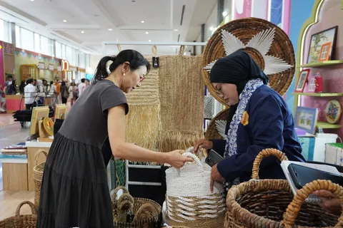 Pengunjung memilih keranjang serat alam Agrominafiber di meja pamer