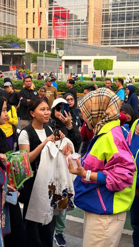 Keramaian peserta dan tamu di halaman Oil Centre, Jakarta