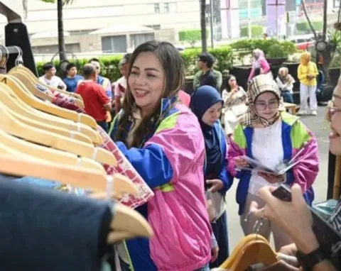 Priscilia Simon Mantiri tersenyum di antara peserta inaugurasi
