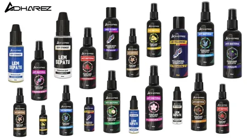 Logo Adharez di atas deretan botol parfum sepatu, pembersih sepatu, yellowing remover dan lem sepatu berlatar putih