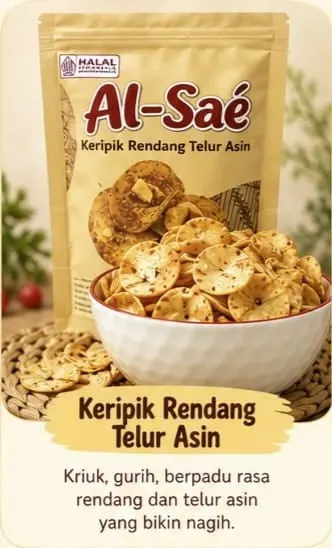 Kemasan pouch kraft Al-Saé Keripik Rendang Telur Asin di belakang mangkuk putih berisi keripik