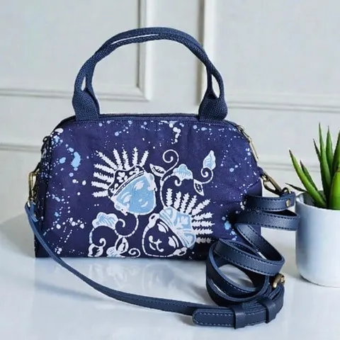 Tas tangan batik biru tua bermotif ondel-ondel biru muda dengan pegangan dan tali selempang