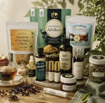 Pouch Teh Rempah, Teh Buah Apel & Mint dan sereal, botol body lotion, sampo dan toples herbal di meja kayu