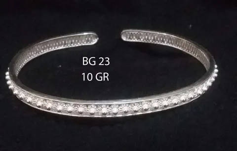 Gelang perak filigree model terbuka berhias bulatan kecil di atas latar hitam, berlabel BG 23 10 GR
