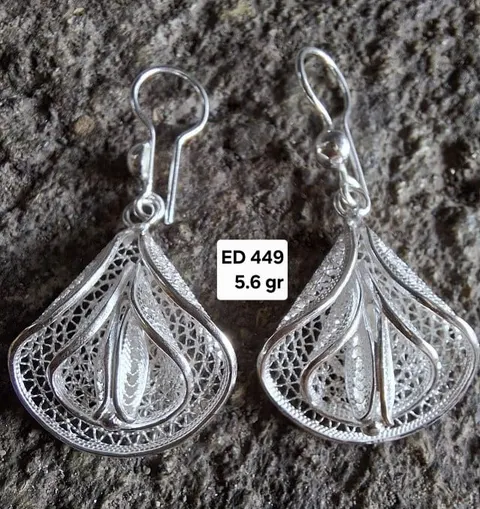 Sepasang anting gantung perak filigree berbentuk kelopak di atas batu gelap, berlabel ED 449 5.6 gr
