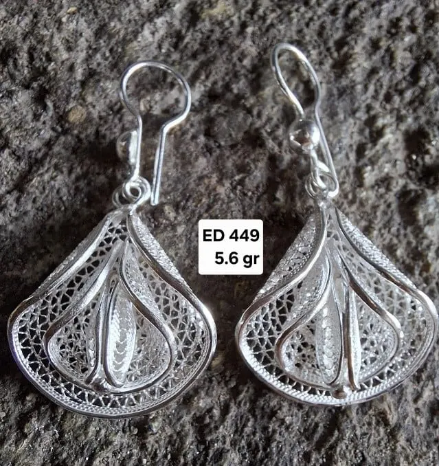 Sepasang anting gantung perak filigree berbentuk kelopak di atas batu gelap, berlabel ED 449 5.6 gr