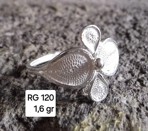 Cincin perak filigree berhias bentuk kelopak bunga di atas batu gelap, berlabel RG 120 1,6 gr