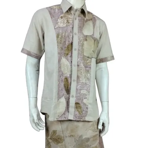 Kemeja pria lengan pendek krem dengan panel motif daun ungu dan hijau pada manekin putih