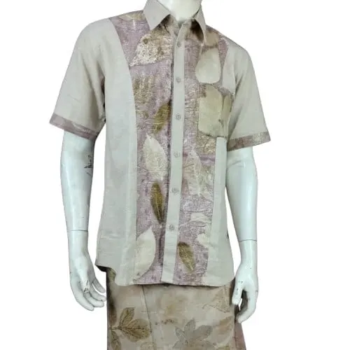 Kemeja pria lengan pendek krem dengan panel motif daun ungu dan hijau pada manekin putih