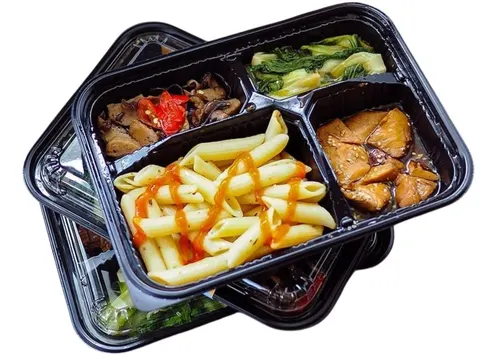 Kotak makan hitam bersekat berisi pasta penne bersaus, tumis sayur, tumis jamur dan lauk berkuah cokelat