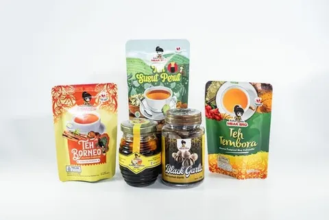 Pouch Teh Borneo, Teh Susut Perut dan Teh Tembora bersama toples Black Garlic dan botol kecil di latar putih