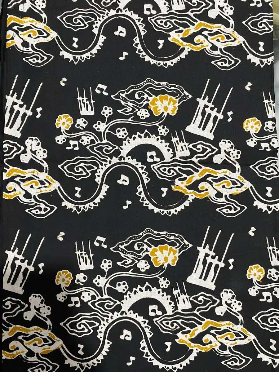 Kain batik hitam bermotif angklung, not balok dan awan berwarna putih dan kuning