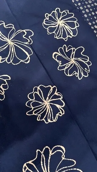 Kain batik biru tua bermotif garis bunga berwarna krem, dilihat dari dekat