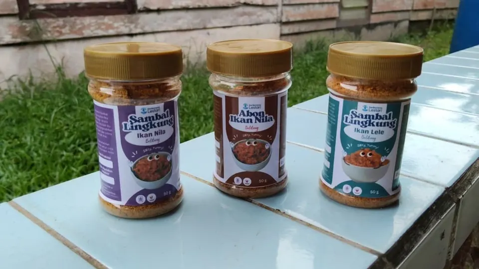 Tiga toples Sambal Lingkung Ikan Nila, Abon Ikan Nila dan Sambal Lingkung Ikan Lele 50 g bertutup emas