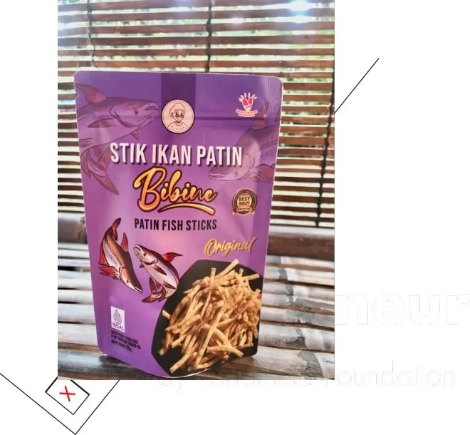 Kemasan pouch ungu Stik Ikan Patin Bibine rasa original di atas meja bambu