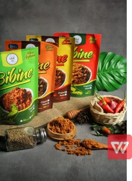 Empat kemasan pouch abon Bibine rasa ayam, tuna, salmon dan lele di samping abon dan cabai merah