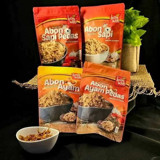 Empat kemasan pouch Bonwie, yaitu Abon Sapi Pedas, Abon Sapi, Abon Ayam, dan Abon Ayam Pedas, dengan semangkuk abon