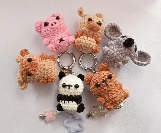 Enam gantungan kunci amigurumi berbentuk babi, beruang, koala dan panda dari benang beludru