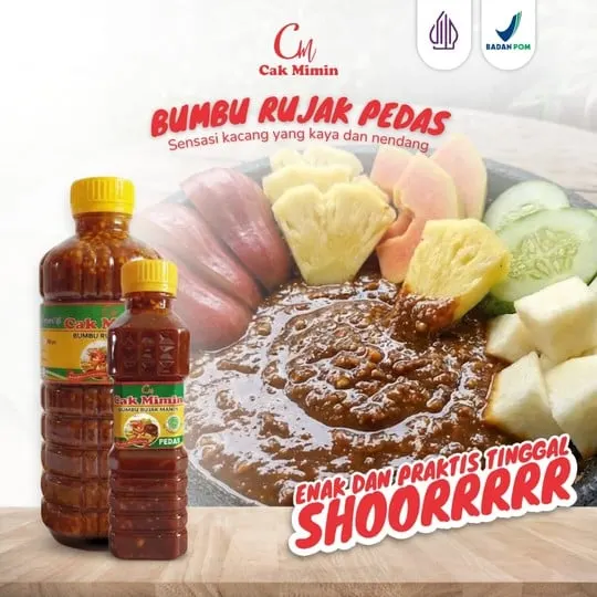 Botol besar dan kecil bumbu rujak Cak Mimin di samping cobek berisi bumbu rujak dan potongan buah