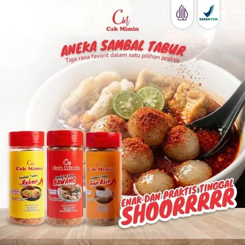 Tiga botol sambal tabur Cak Mimin rasa rebon, bawang dan ikan asin di depan semangkuk bakso pedas
