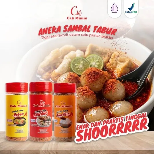 Tiga botol sambal tabur Cak Mimin rasa rebon, bawang dan ikan asin di depan semangkuk bakso pedas