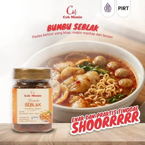 Toples kaca Bumbu Seblak Cak Mimin di depan semangkuk seblak berisi mi, bakso dan sayuran