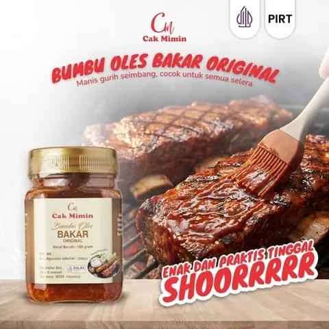 Toples kaca Bumbu Oles Bakar Original Cak Mimin di depan daging panggang yang diolesi bumbu