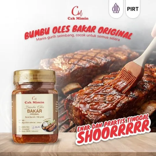 Toples kaca Bumbu Oles Bakar Original Cak Mimin di depan daging panggang yang diolesi bumbu