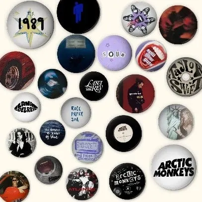 Puluhan pin bulat bergambar sampul album musik, seperti 1989 dan Arctic Monkeys, di latar krem