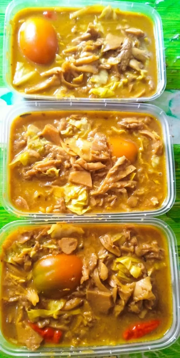 Tiga wadah plastik berisi masakan jamur berkuah kuning dengan kol, tomat dan cabai merah