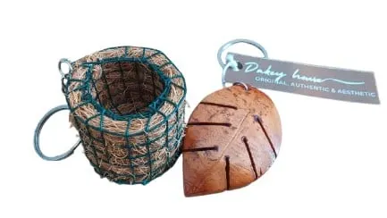 Gantungan kunci keranjang mini dari sabut kelapa dan daun dari batok kelapa dengan label Dakey House