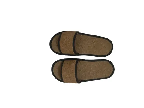 Sepasang sandal selop beralas sabut kelapa dengan pinggiran hitam di latar putih