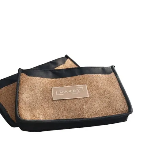 Pouch dari lembaran sabut kelapa berlis hitam dengan label kulit bertulisan Dakey