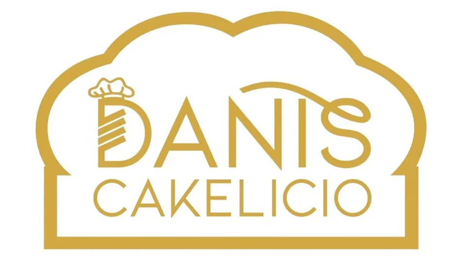 Logo Danis Cakelicio berwarna emas berbentuk topi koki di atas latar putih