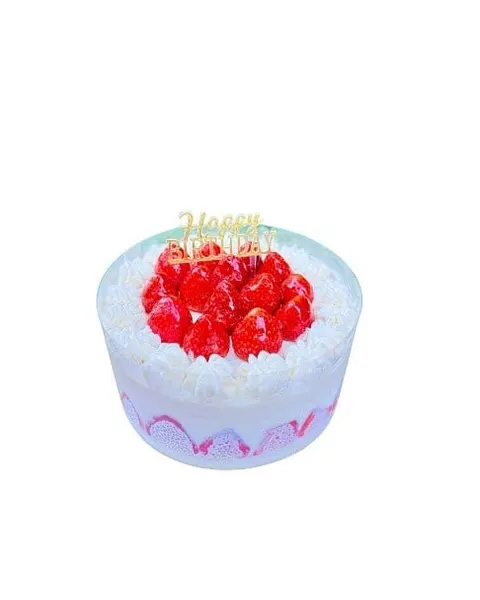 Cake stroberi berlapis krim putih dalam wadah bening dengan hiasan tulisan Happy Birthday