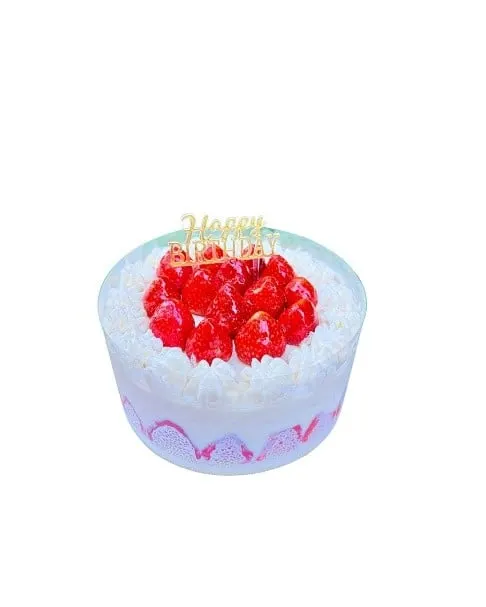 Cake stroberi berlapis krim putih dalam wadah bening dengan hiasan tulisan Happy Birthday