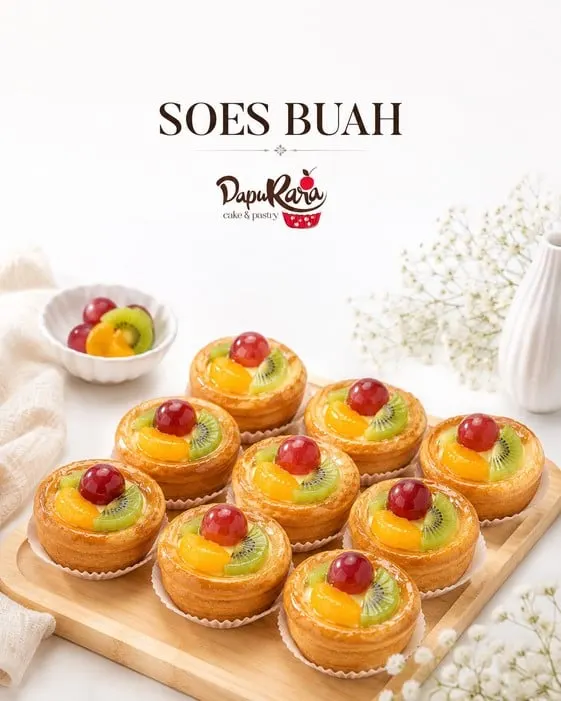 Soes bertopping buah ceri, jeruk dan kiwi di nampan kayu, bertuliskan Soes Buah dan logo DapuRara