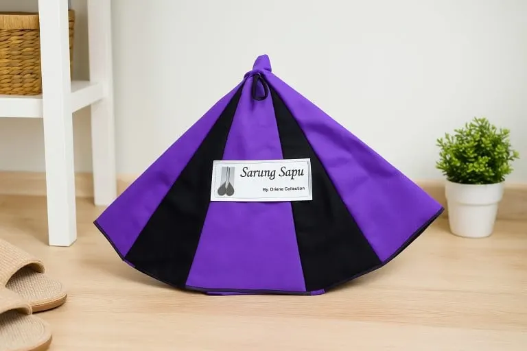 Sarung sapu kain ungu dan hitam berbentuk kerucut dengan label Sarung Sapu