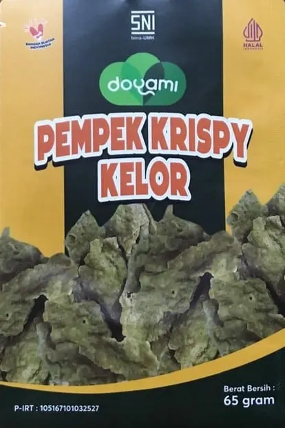 Desain kemasan Pempek Krispy Kelor Doyami warna hitam dan kuning bergambar keripik hijau, berat 65 gram