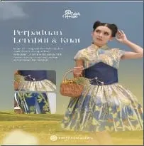Poster model bergaun ecoprint krem dan biru dengan korset biru tua, membawa keranjang anyaman