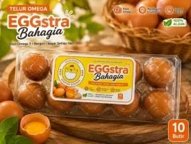 Kemasan mika berisi 10 telur cokelat berlabel kuning EGGstra Bahagia di samping telur pecah dan keranjang telur