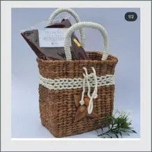Tas jinjing anyaman eceng gondok cokelat bertali tangan krem dengan hiasan makrame putih di bagian depan