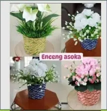 Kolase empat pot bunga berlapis anyaman kuning, biru, dan merah muda berisi bunga hias, bertuliskan Enceng asoka