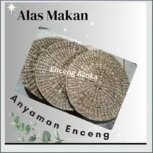 Tiga alas makan bundar anyaman eceng gondok dengan tulisan Alas Makan dan Anyaman Enceng