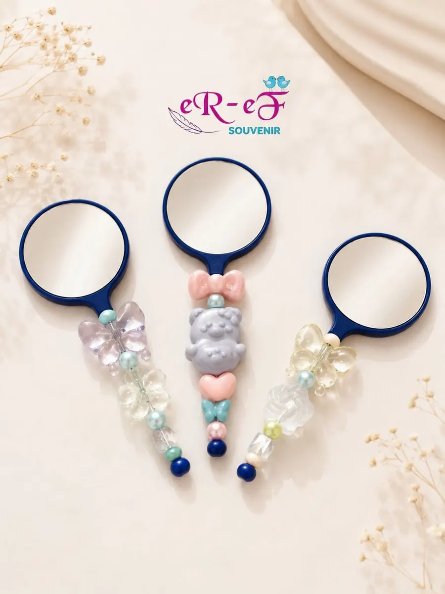 Tiga cermin genggam biru tua bergagang rangkaian manik kupu-kupu, beruang dan hati dengan logo eR-eF Souvenir