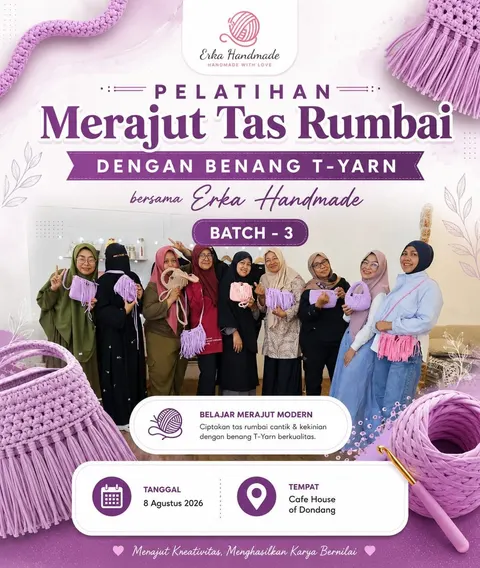 Poster pelatihan merajut tas rumbai T-yarn Erka Handmade dengan peserta memegang tas rajut ungu dan merah muda