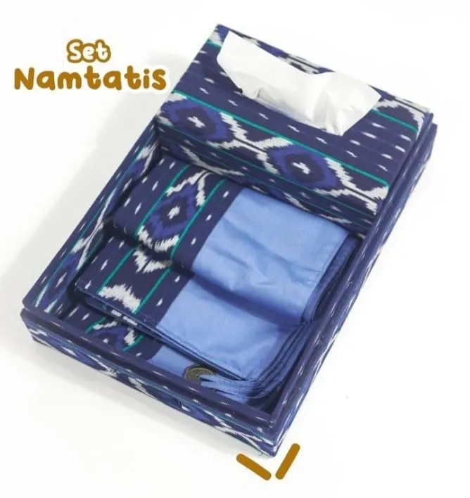Set kotak tisu, nampan dan serbet dari kain tenun ikat biru dengan tulisan Set Namtatis