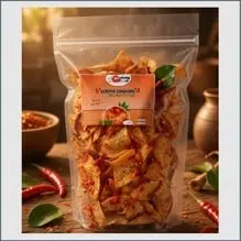 Kemasan plastik bening berisi keripik singkong berbumbu merah dengan label oranye, di meja kayu dekat cabai merah