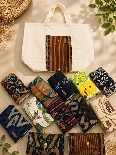 Tote bag kanvas krem bersaku lurik dan deretan tas belanja lipat bermotif tenun, batik dan bunga