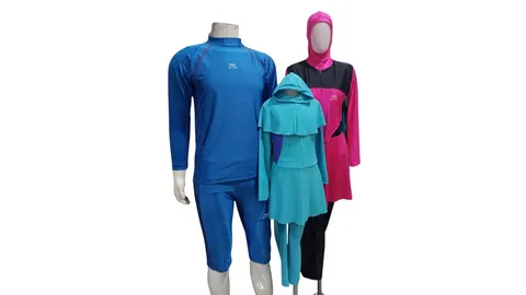 Tiga manekin berbaju renang tertutup: setelan pria biru, baju anak tosca berkerudung dan baju wanita merah muda hitam